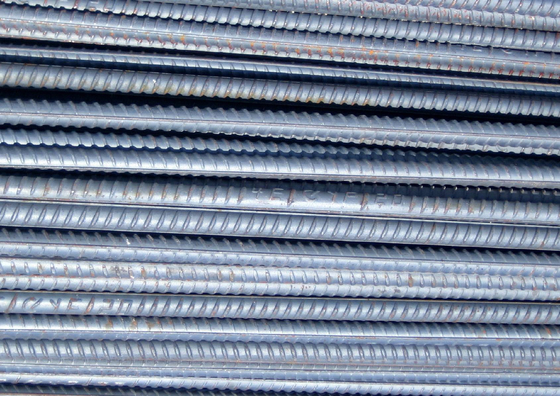 La barra de acero laminada en caliente HRB335 deformó la barra de acero para la construcción de edificios