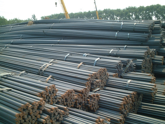 Las colocaciones laminadas en caliente de la tubería de acero del carbono de HRB335 HRB500 deformaron el Rebar de acero